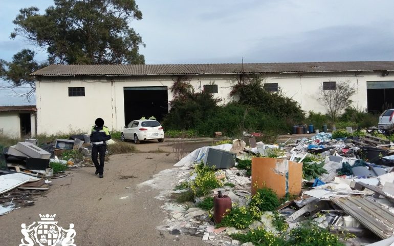 Rifiuti pericolosi, carcasse d’auto e lastre di eternit: degrado a Piscina Matzeu