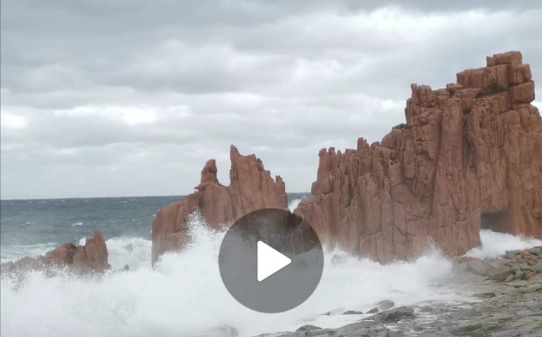 (VIDEO) Arbatax, oggi alle Rocce Rosse: mare minaccioso in tempesta
