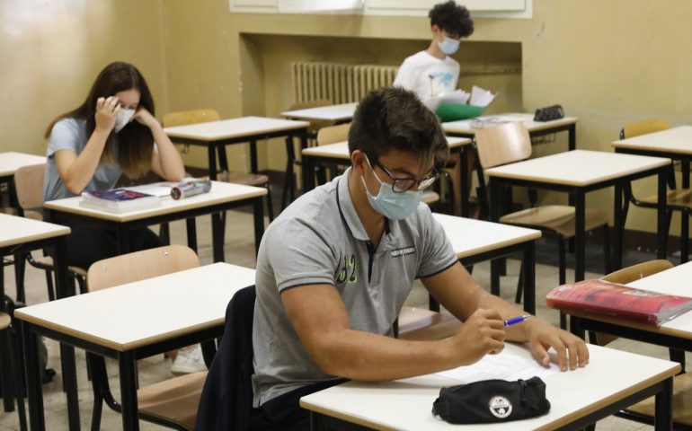 Scuola e green pass, una docente sarda non vaccinata: «Tampone ogni 48 ore? Esistono alternative»