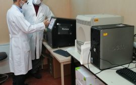 AOU_SASSARI_professor Rubino_prof Uzzau di lato al macchinario per sequenziare virus