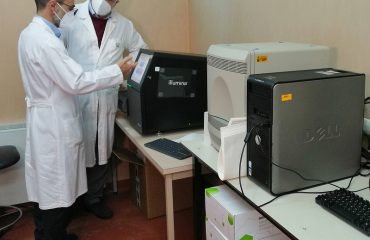 AOU_SASSARI_professor Rubino_prof Uzzau di lato al macchinario per sequenziare virus