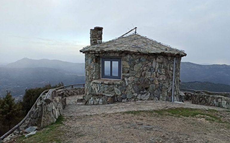 La foto. La vedetta arzanese a Monte Idolo nello scatto di Patrizia Sioni