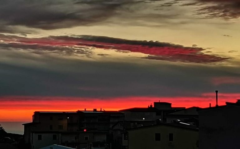 La foto. Cielo vermiglio sui tetti di Lanusei