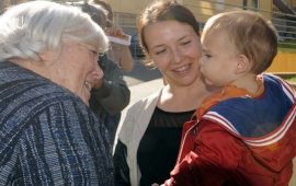 Maria Del Zompo con studentessa e bambino