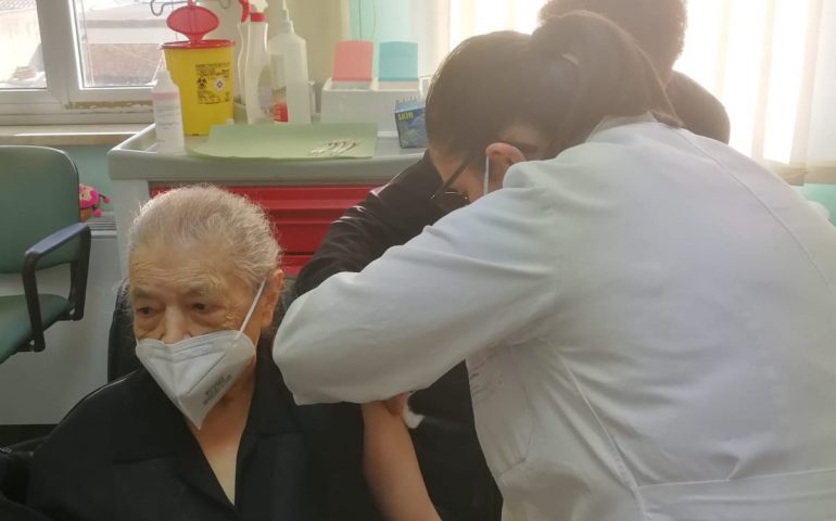 La centenaria Albina Mou tra i primissimi vaccinati stamattina in Ogliastra