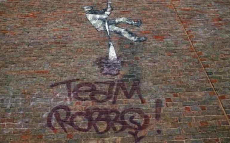 Londra, vandalizzata l’opera di Banksy per Oscar Wilde