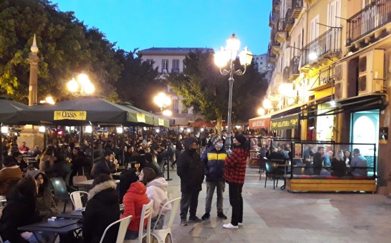 (FOTO) I cagliaritani si godono le ultime ore di zona bianca: aperitivi e cene in centro nel rispetto delle regole