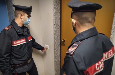 carabinieri-casa-porta-arresto-domiciliari