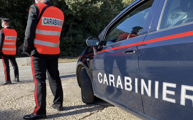 Ubriaco forza un posto di blocco e per poco non travolge un carabiniere: denunciato un 50enne