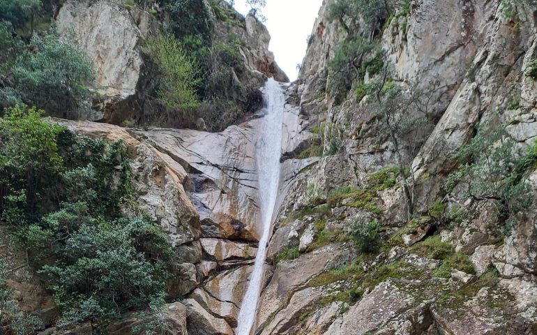 La foto. La suggestiva cascata “Niu de su puggione” a Talana