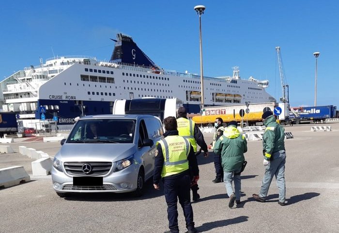 Controlli nei porti e negli aeroporti sardi: una contestazione per una persona sbarcata