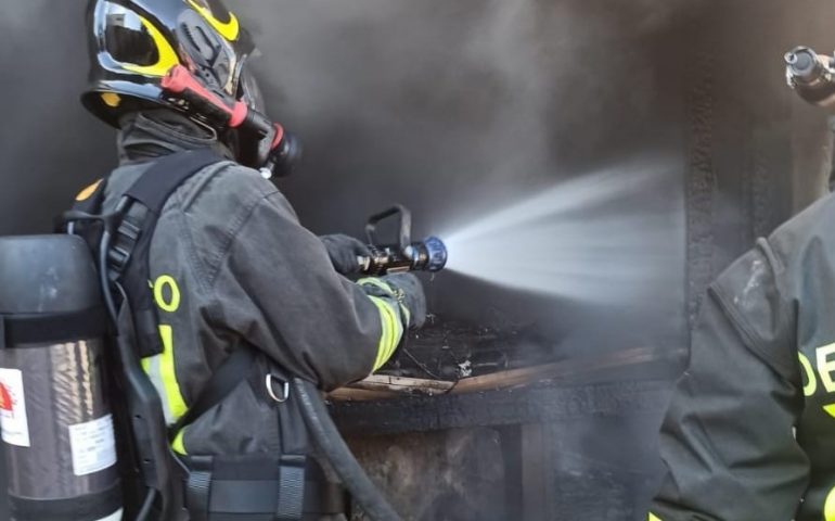 Cagliari, incendio al mercatino dell’usato di via Dolcetta