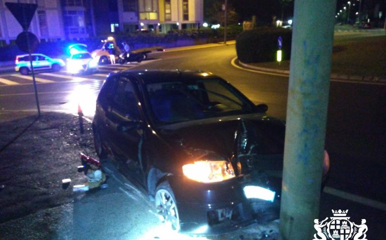 Cagliari, perde il controllo dell’auto e si schianta su un palo