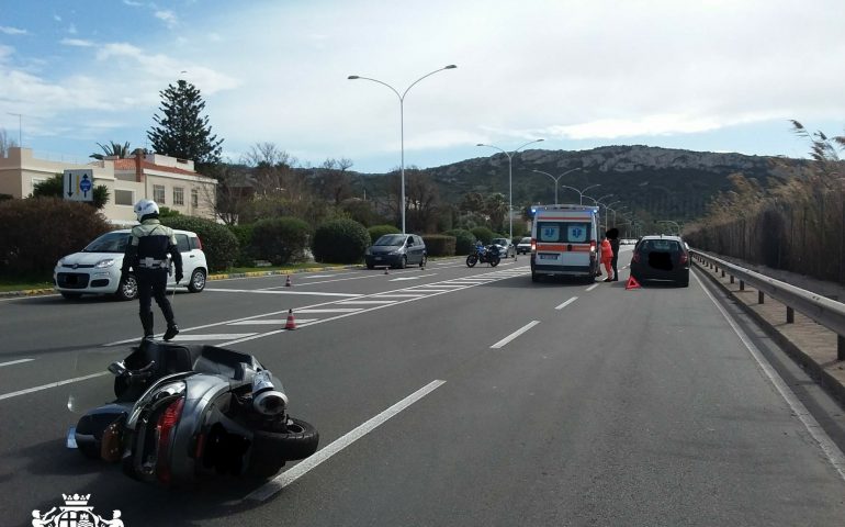 Incidente al Poetto: cade dallo scooterone e finisce su due auto. Ma non ha né patente né assicurazione