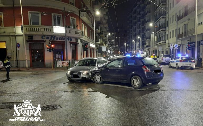 Cagliari, scontro tra due auto: nessuno ha la patente. Ferito un minorenne