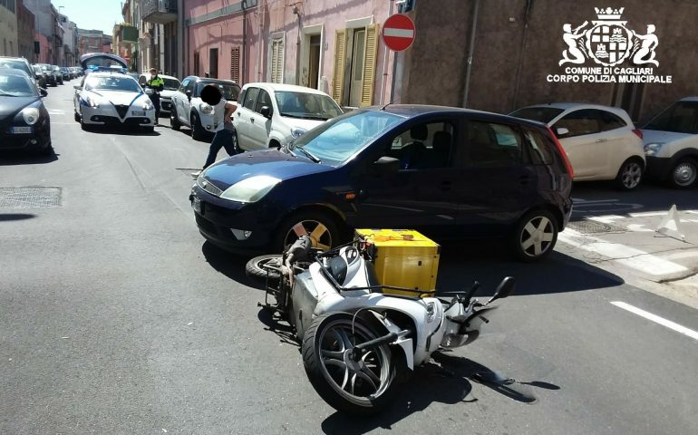 Cagliari, auto brucia uno stop e travolge uno scooter: 21enne al pronto soccorso
