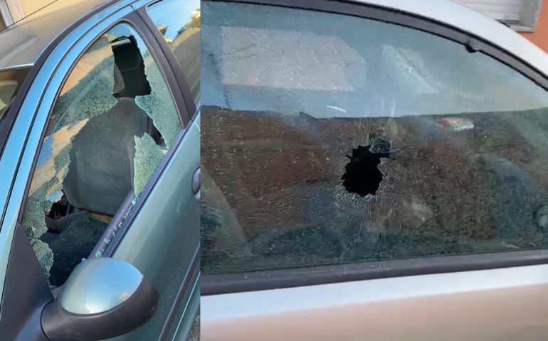 Monserrato, vandali in azione in via Serpentara: vetri rotti e auto danneggiate nella notte