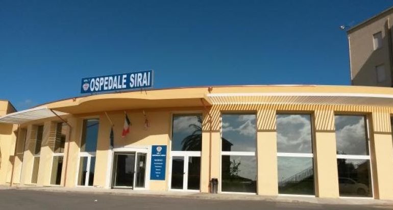 Paura all’ospedale di Carbonia, infermiere brutalmente aggredito da un paziente: bottiglia in faccia e ferita all’occhio