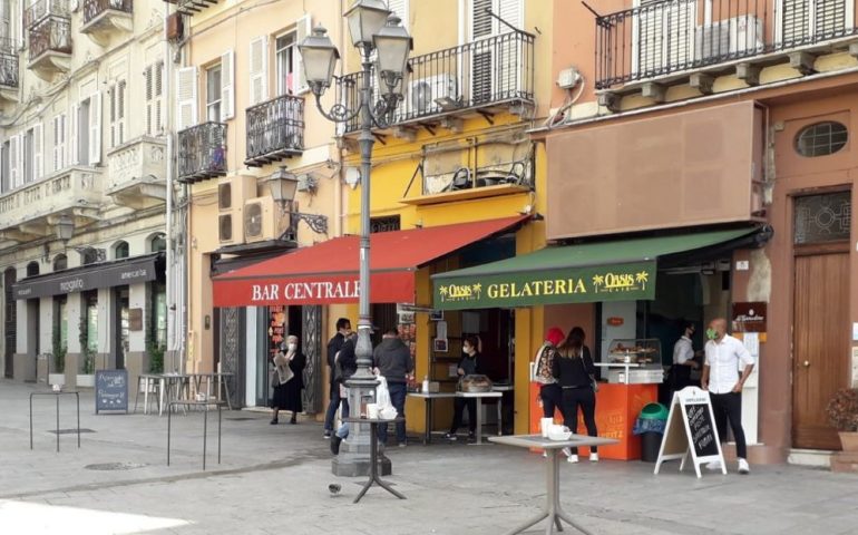 Cagliari, piazza Yenne e centro “orfani” di tavolini all’aperto: in zona arancione colazioni e aperitivi si fanno in piedi o passeggiando