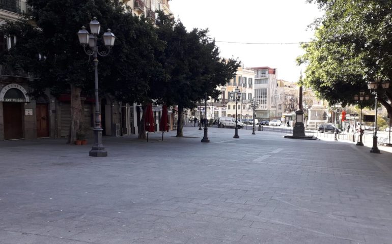 (FOTO) Cagliari, piazza Yenne e il Corso deserti nel primo giorno in zona arancione
