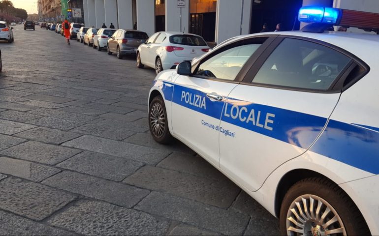 In giro in auto a Cagliari lontano dal proprio paese, senza patente e assicurazione