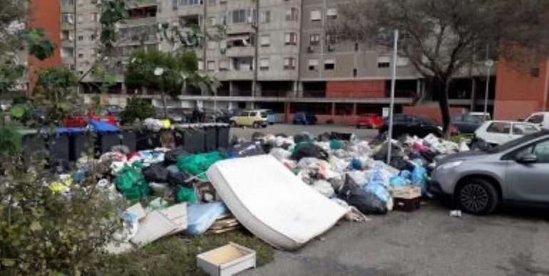 Comune di Cagliari, guerra a chi abbandona i rifiuti per strada: pronto un indirizzo email di segnalazione