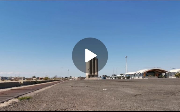 (VIDEO) Cagliari, cadono giù altri due silos al porto