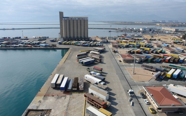 Cagliari, la demolizione dei silos del Molo Rinascita slitta a giovedì per il forte vento
