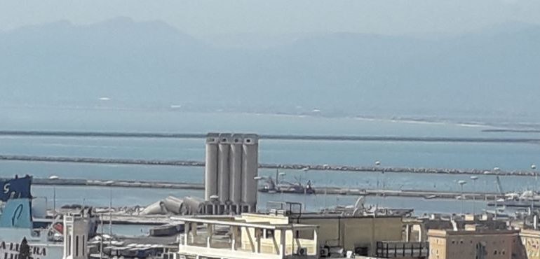 Cagliari, dopo tre esplosioni ecco come appaiono i silos del porto in uno scatto dal Bastione di Santa Croce