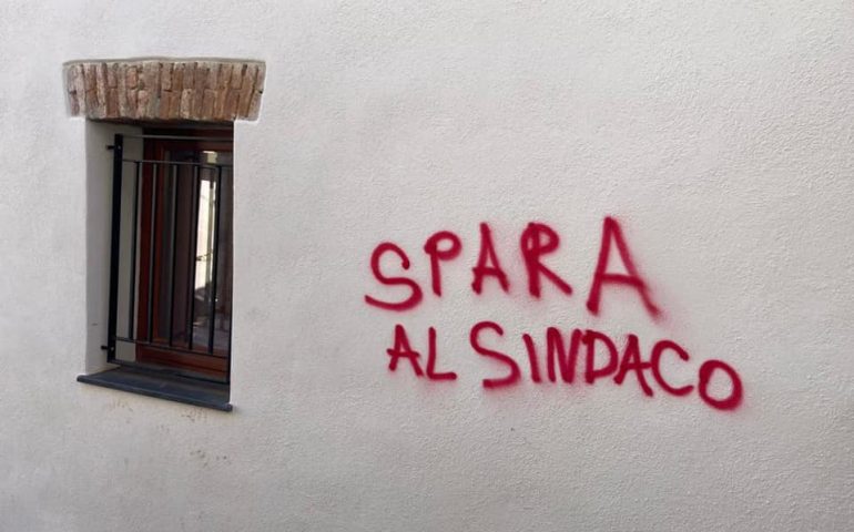 Siniscola, spuntano su un muro gravi minacce contro il sindaco Farris