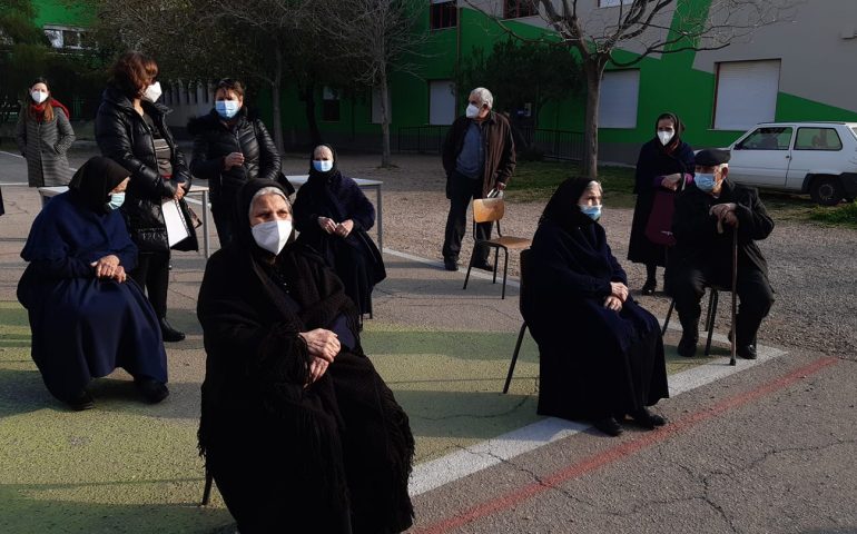 La fotonotizia. Vaccino anti Covid: anziani di Villagrande attendono ordinatamente il proprio turno