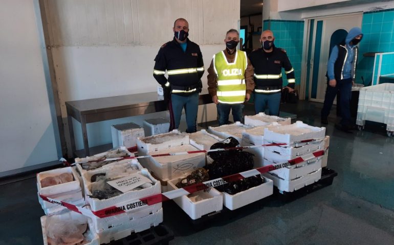 Senza frigo e documenti nel furgone: 300 chili di pesce confiscato a Macomer dalla Polizia