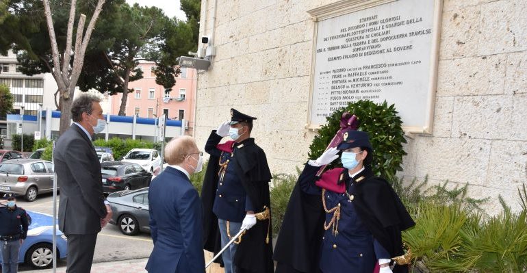 Cagliari, i 169 anni della Polizia di Stato: una corona d’alloro commemorativa all’ingresso della Questura