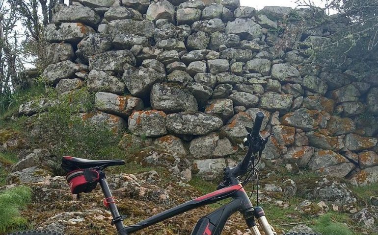 La foto. Escursione in bici al nuraghe di Villanova Strisaili