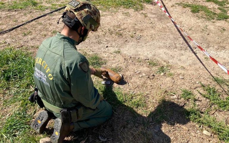 Villasor, gli artificieri dell’Esercito fanno brillare una bomba d’aereo in un campo