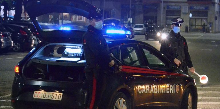 Capoterra, ubriaca alla guida si scontra contro un’auto parcheggiata: scattano denuncia e sanzione per violazione del coprifuoco