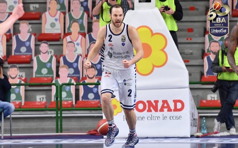 Basket Serie A, la Dinamo Sassari vince il recupero della 22esima giornata: 94 a 76 sull’Aquila Trento