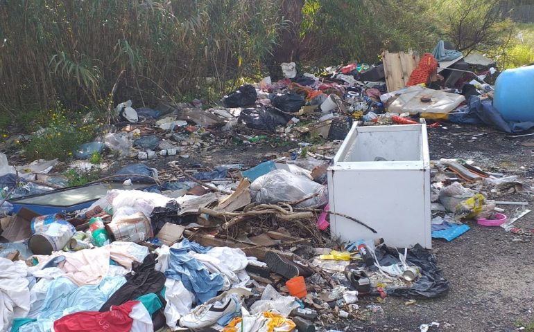 (VIDEO) Cagliari, gigantesca discarica a cielo aperto in viale Monastir: abbandonati rifiuti di ogni genere