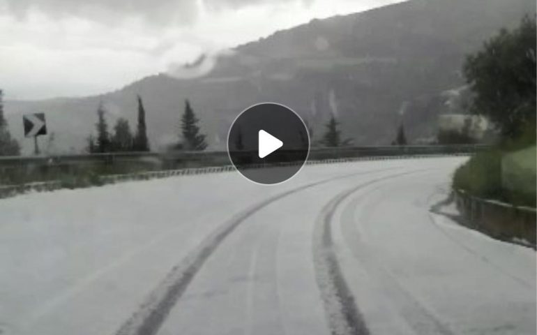 (VIDEO) Jerzu, intensa grandinata con strade imbiancate: si teme per campagne e vigneti