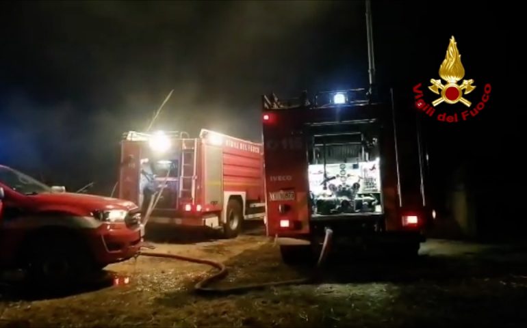 (Video) Paura a Cortoghiana: incendio sfiora alcune abitazioni