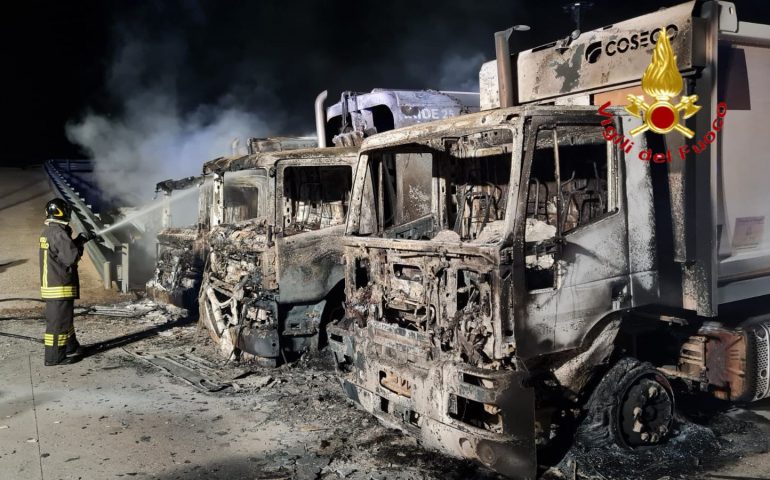Dorgali, attentato incendiario nella notte: distrutti quattro camion per la raccolta rifiuti