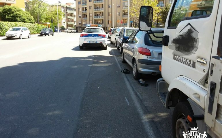 Cagliari, investe un operaio e scappa: la Polizia sulle sue tracce