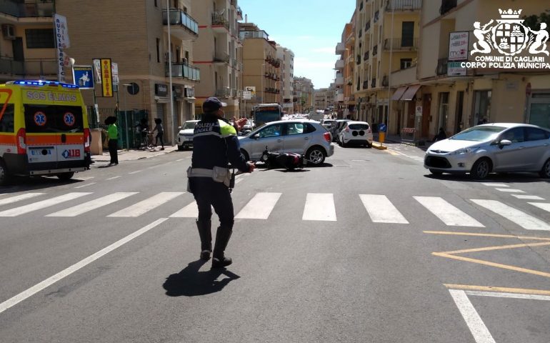 Incidente in via Della Pineta: auto contro scooter, un ragazzo in ospedale