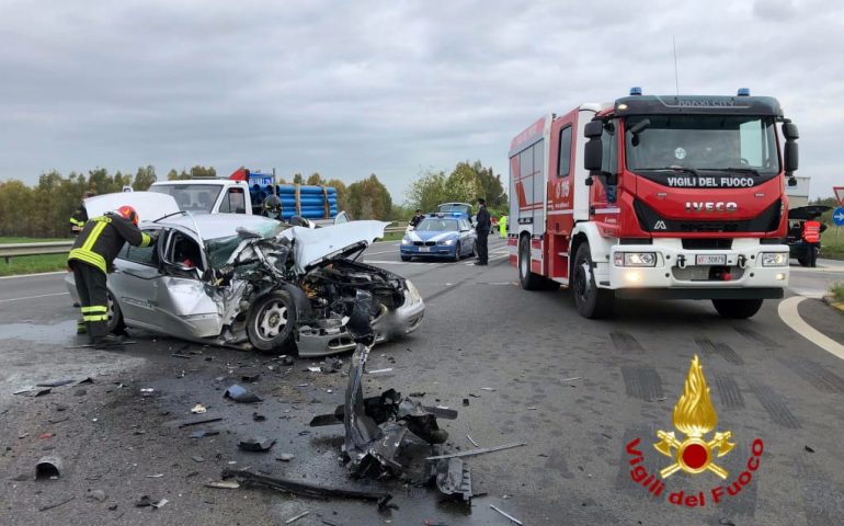 Terribile incidente sulla 131: auto contro un bus dell’Arst, 63enne in gravi condizioni