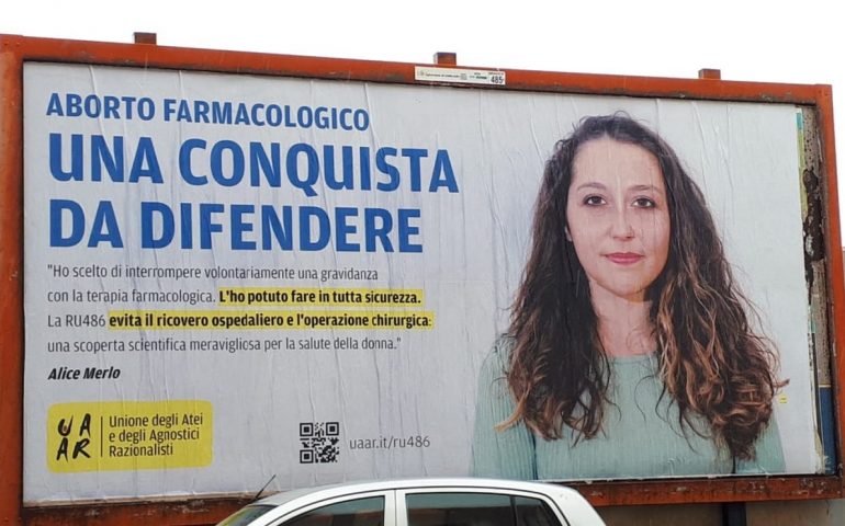 (FOTO) A Cagliari manifesti a favore della legge sull’aborto: “Una conquista da difendere”