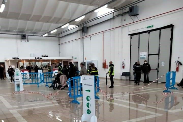 Sassari: acquazzone allaga hub a Promocamera, vaccinazioni interrotte