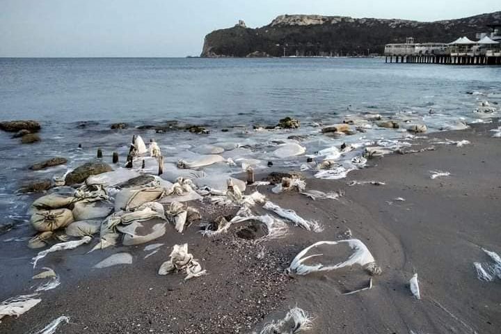 (VIDEO) Allarme ecologico al Poetto: deteriorati i sacchi di plastica messi anni fa per frenare la sabbia