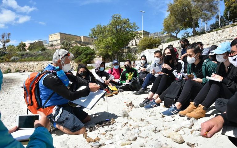 L’Università spiega la spiaggia ai ragazzi e come pulirla