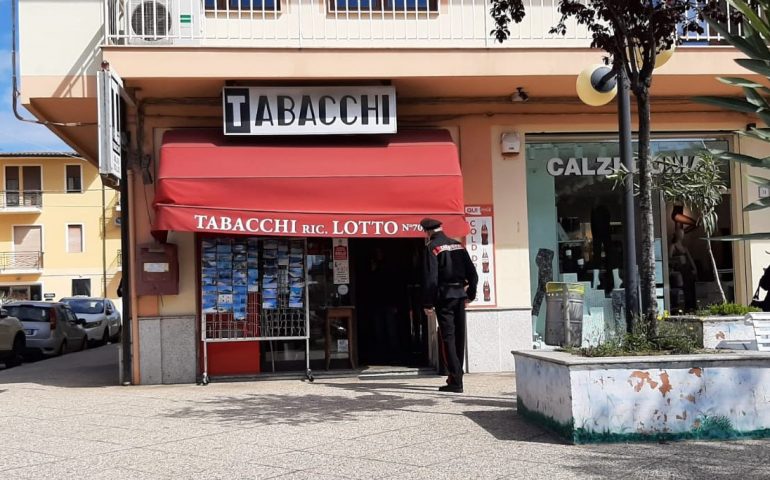 Tortolì, tentata rapina in pieno centro in un tabacchino. Malvivente scappa a piedi ma senza bottino