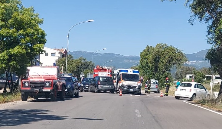 Incidente frontale al passaggio a livello: due auto coinvolte